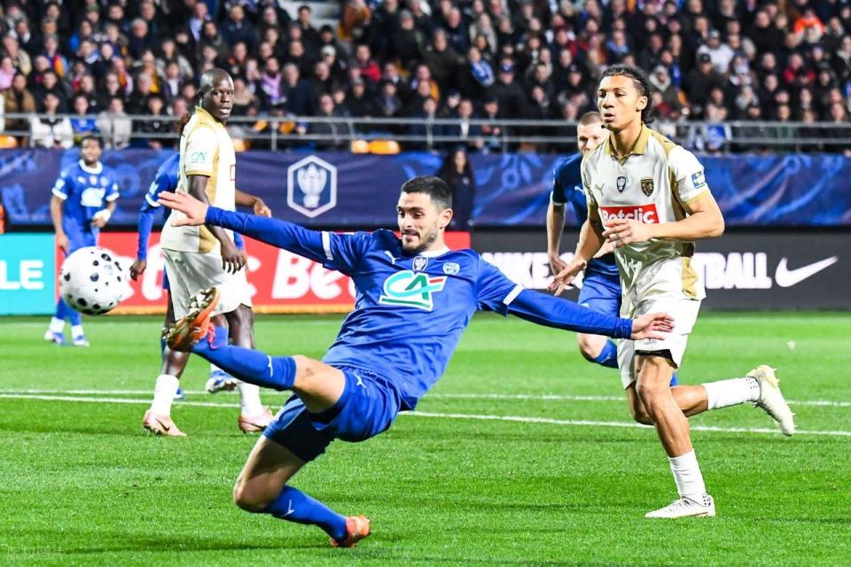 国际比赛日体能课后；亚特兰大单刀错失备战法国杯；球迷炸锅；年轻球员得到机会(足球亚洲杯奖杯)